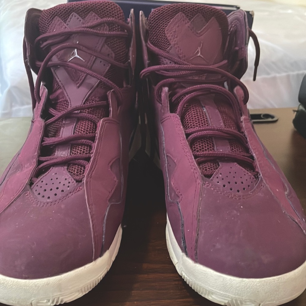 It’s Jordan sneakers Size 8 1/2 it is use .